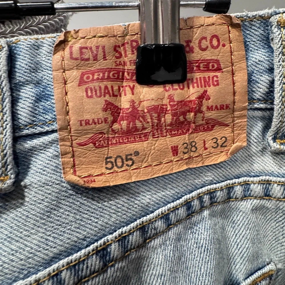 Vintage Levi's Men's Classic Light Blue Straight Jeans - Picture 4 of 16